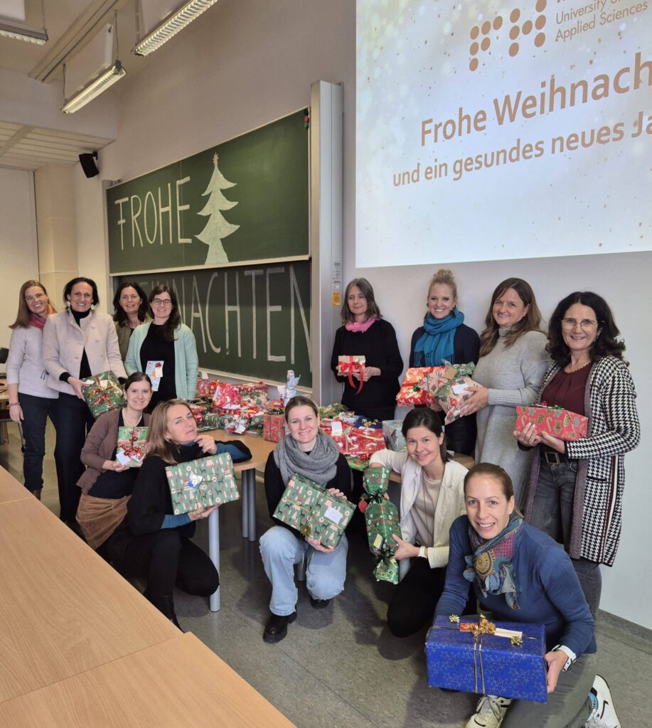 Gruppe mit Weihnachtsgeschenken bei der Aktion „Ein Geschenk ein Lächeln“