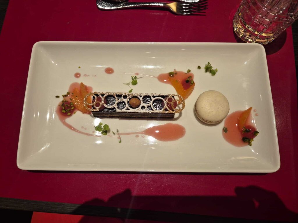 Dessert auf einem Teller beim Benefizabend im Casino Velden