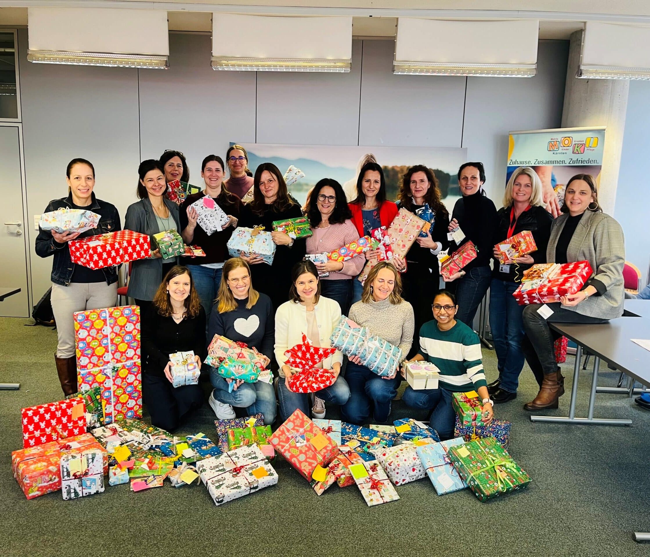 Studierende der FH Kärnten mit gesammelten Weihnachtsgeschenken