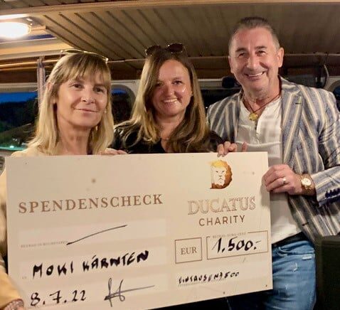 Übergabe des Spendenschecks über 1.500 Euro von Ducatus Charity