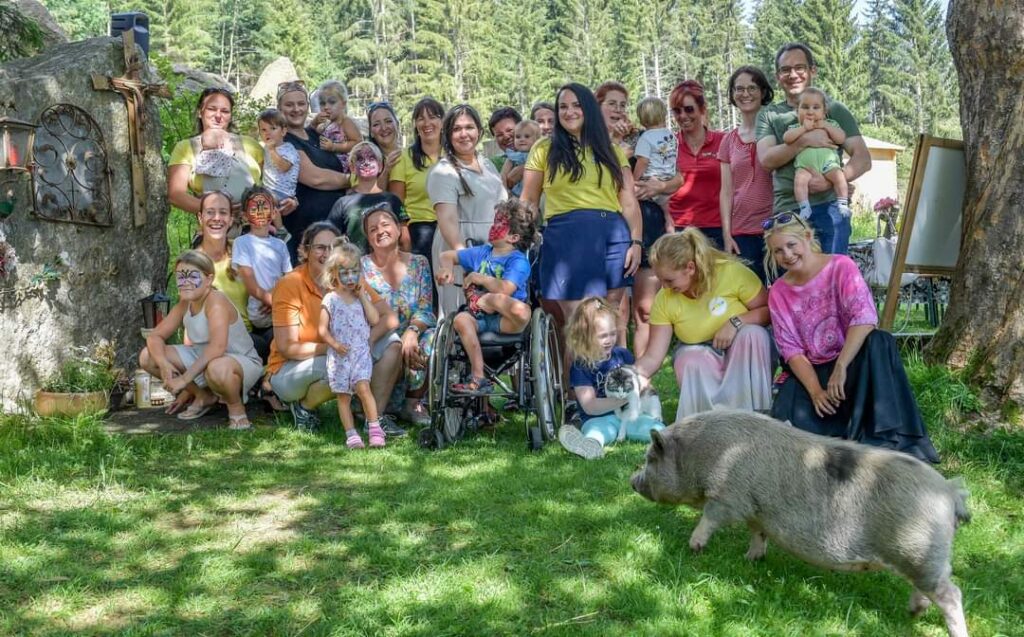 Gruppenfoto von Familien und MOKI Team beim Freudetag im Garten