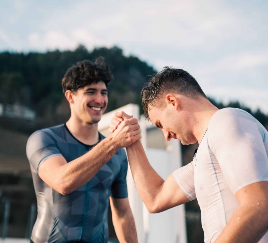 Zwei Sportler reichen sich beim Training die Hand