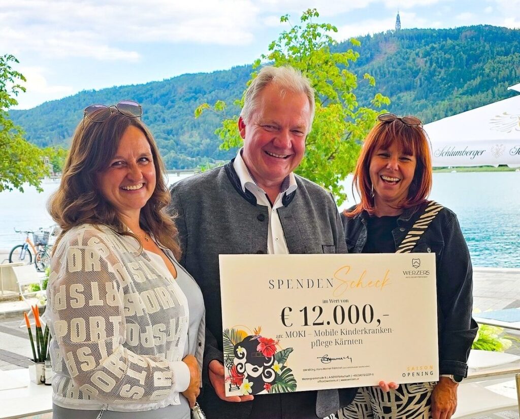 Übergabe des Spendenschecks über 12.000 Euro am Wörthersee