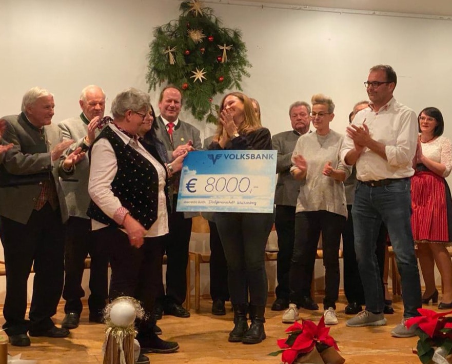 Scheckübergabe über 8.000 Euro durch die Dorfgemeinschaft Wachsenberg