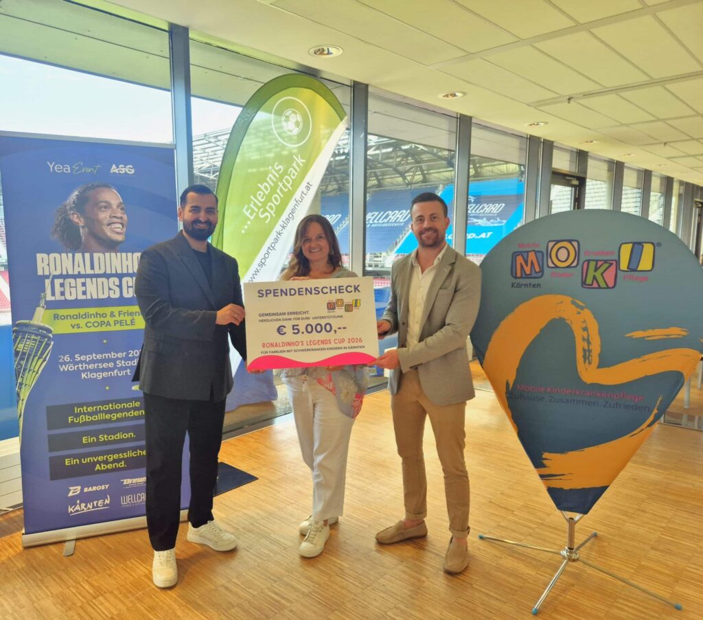 Scheckübergabe über 5.000 Euro beim Legends Cup