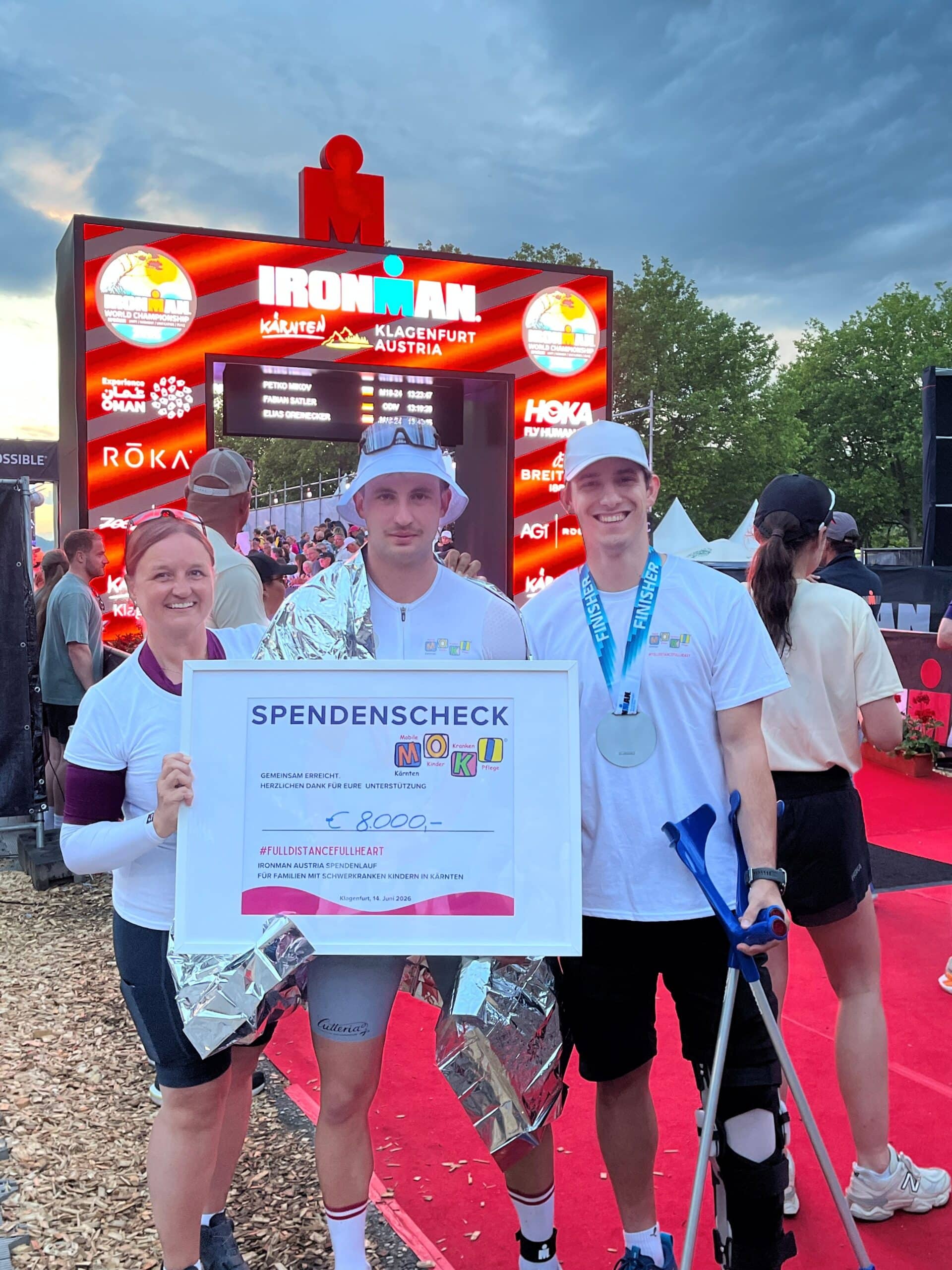 Spendenscheckübergabe im Zielbereich des IRONMAN