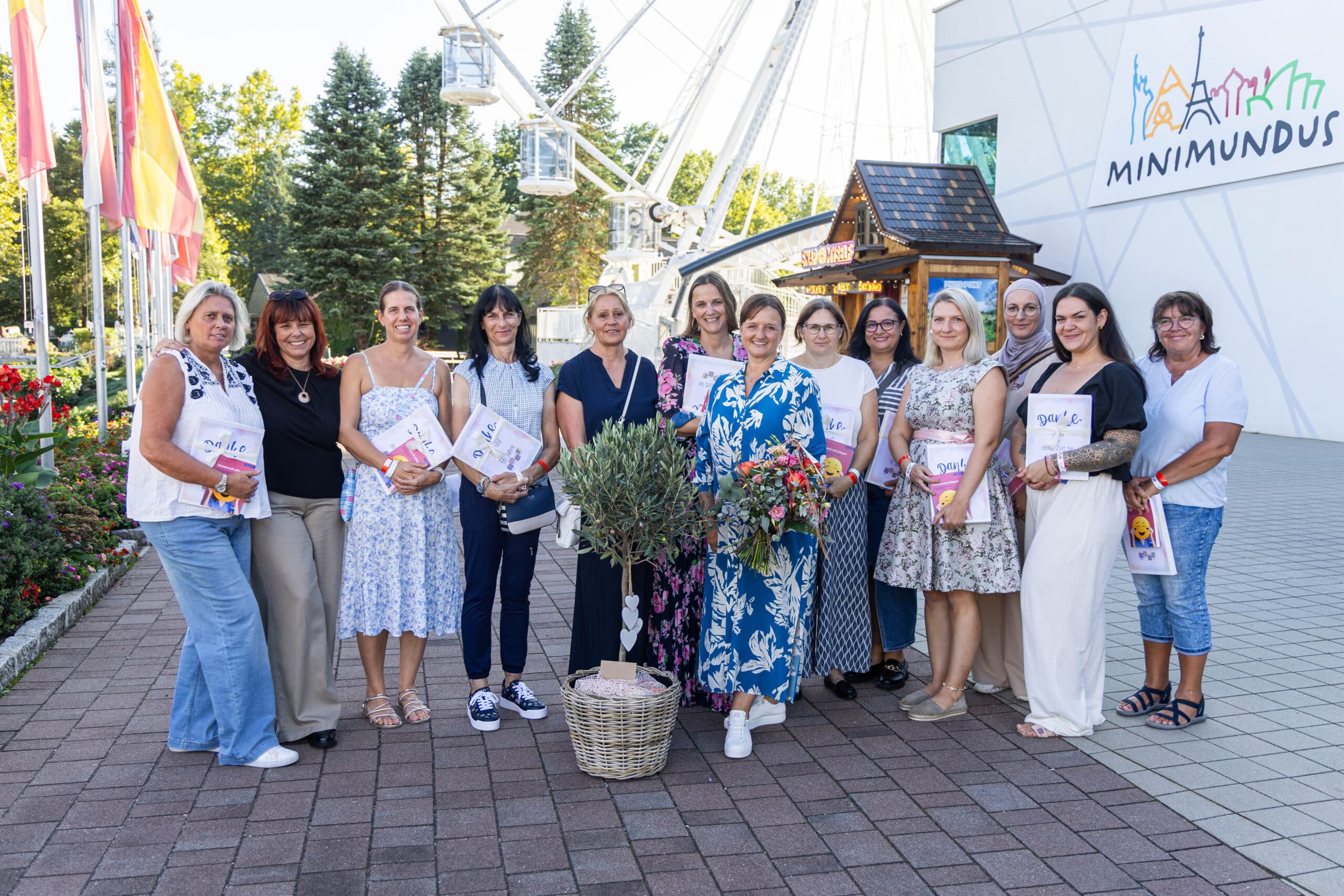 Gruppenfoto des MOKI Kärnten Teams bei der Feier 20 Jahre MOKI Kärnten im Minimundus